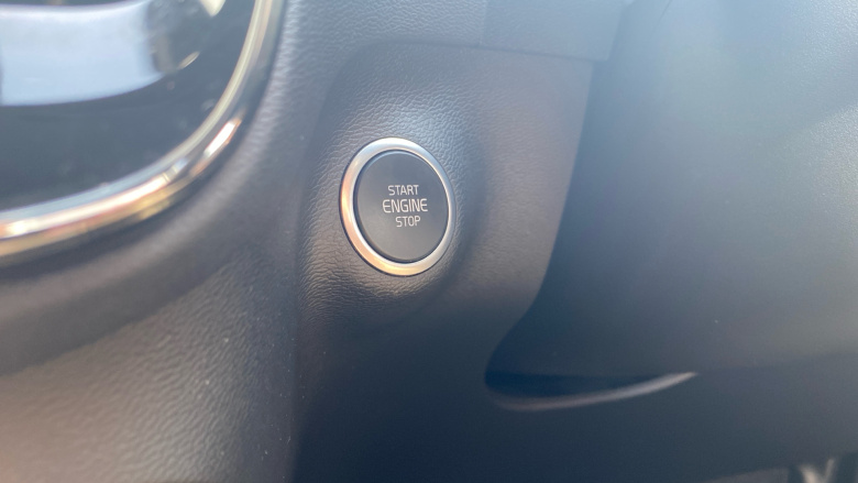 Volvo Xc40 2.0 B4P Plus Dark 5dr AWD Auto Petrol Estate